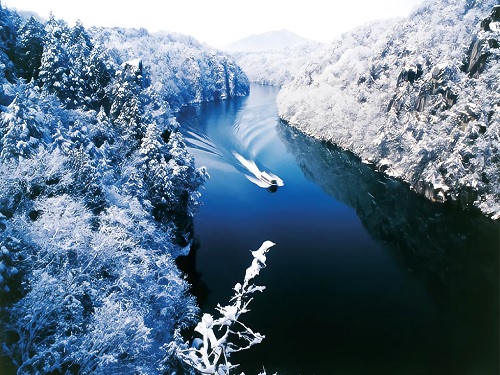 惠那峽雪見舟 