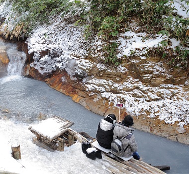 大湯沼川天然足湯