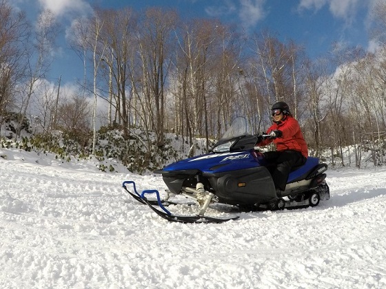 雪上摩托車